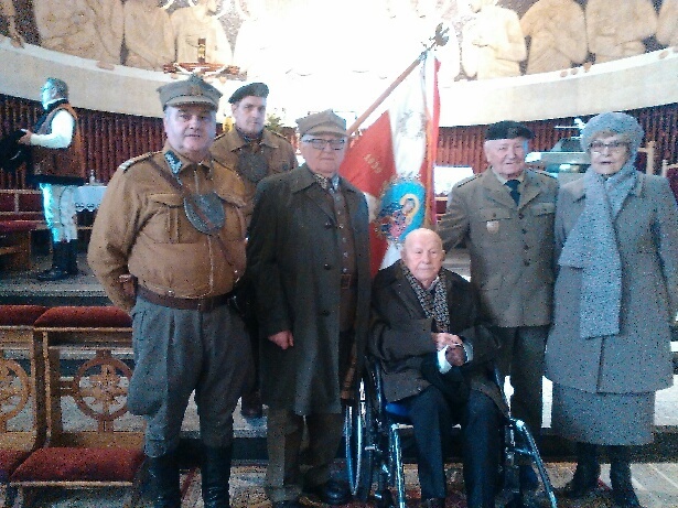 Jubilat z przedstawicielami grupy NSZ "Rodzynki" oraz Alicją, córką dowódcy - mjr. Henryka Flamego "Bartka". 