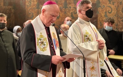 Bp Ignacy Dec w czasie Apelu Jasnogórskiego.