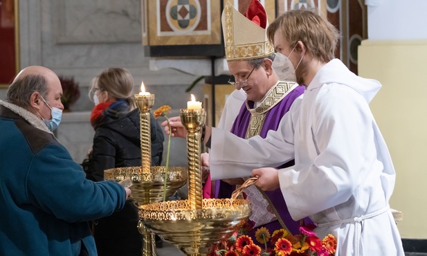 Na zakończenie biskup poświęcił i rozdał zebranym obrazki z obliczem Jezusa oraz gerbery, będące znakiem nadziei.