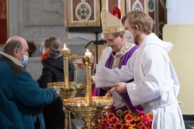 Na zakończenie biskup poświęcił i rozdał zebranym obrazki z obliczem Jezusa oraz gerbery, będące znakiem nadziei.