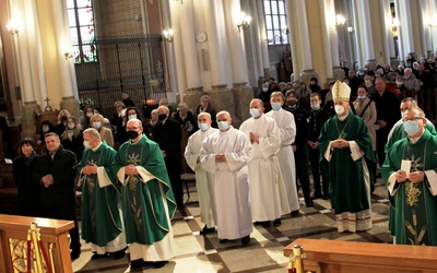 Uczestnicy Eucharystii z bp. Markiem Solraczykiem. Z lewej Iwona i Zbigniew Bielowie. Pierwszy z prawej ks. Przemysław Wójcik.