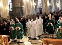 Uczestnicy Eucharystii z bp. Markiem Solraczykiem. Z lewej Iwona i Zbigniew Bielowie. Pierwszy z prawej ks. Przemysław Wójcik.