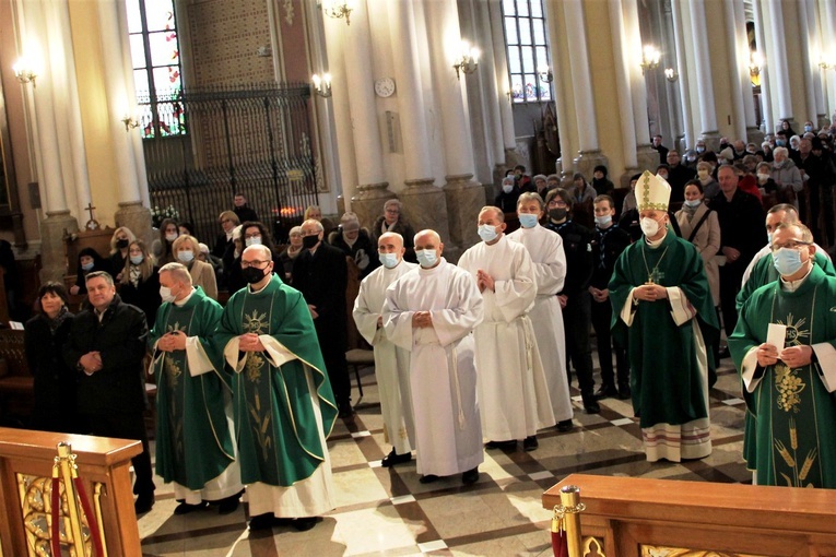 Uczestnicy Eucharystii z bp. Markiem Solraczykiem. Z lewej Iwona i Zbigniew Bielowie. Pierwszy z prawej ks. Przemysław Wójcik.
