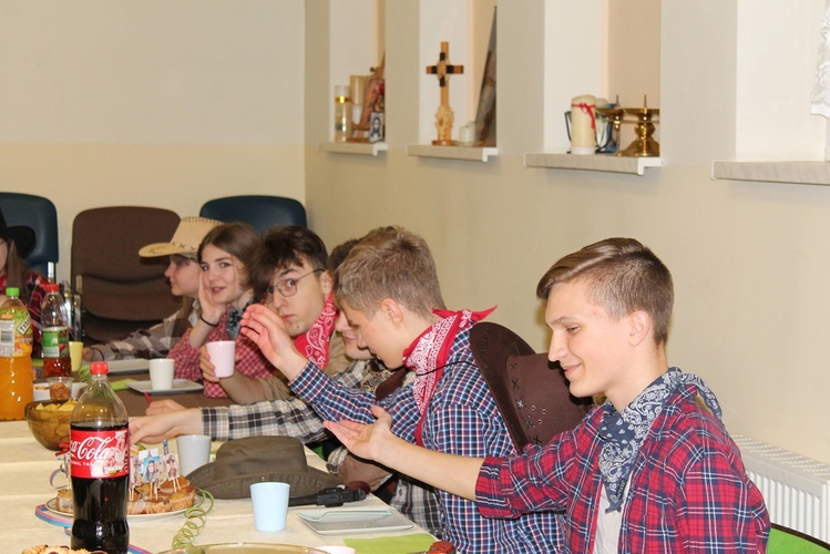 Bal karnawałowy młodzieży na Krzykach pod hasłem: "Dziki Zachód"