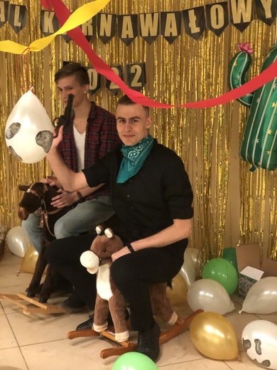 Bal karnawałowy młodzieży na Krzykach "Dziki Zachód"