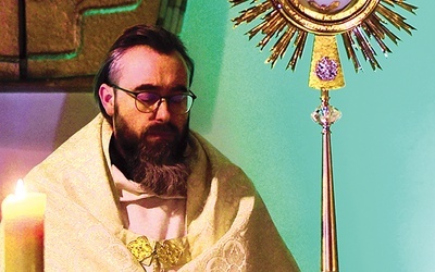▲	Ważnym elementem praktyki jest adoracja Najświętszego Sakramentu.