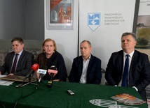 Konferencja prasowa poprzedzająca otwarcie wystawy. O ekspozycji opowiada kurator Małgorzata Cieślak-Koptyt (druga z lewej).