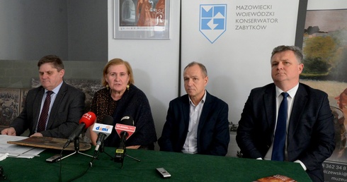 Konferencja prasowa poprzedzająca otwarcie wystawy. O ekspozycji opowiada kurator Małgorzata Cieślak-Koptyt (druga z lewej).