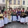 Grupa członków zespołu Grojcowianie przed finałowym tańcem.