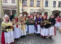 Grupa członków zespołu Grojcowianie przed finałowym tańcem.