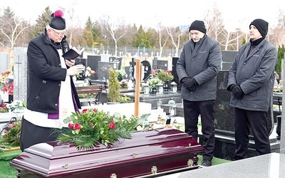 	Na cmentarzu pożegnał go ks. Krzysztof Ziobrowski, wieloletni przyjaciel rodziny.