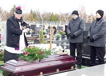 	Na cmentarzu pożegnał go ks. Krzysztof Ziobrowski, wieloletni przyjaciel rodziny.