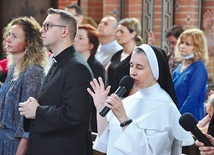 	Siostra Wirginia wraz z ks. Radosławem na jednym ze spotkań modlitewnych.