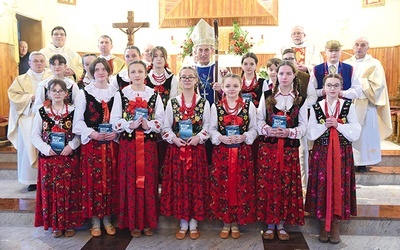 	Nowi bierzmowani są nadzieją, że wiara będzie przekazywana.