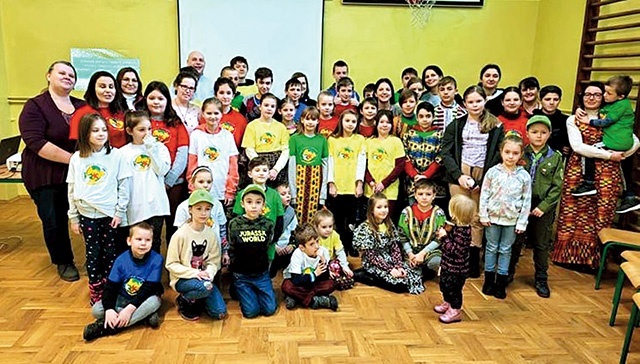 	Gabrysia po powrocie odwiedziła m.in. parafię w Szymbarku.