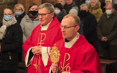▲	– Czas ratować miłość i to, co szlachetne w rodzinie i naszych chrześcijańskich wspólnotach – mówił w czasie liturgii ks. Wojciech Kućko (z prawej).