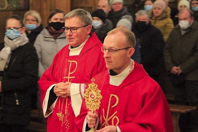 ▲	– Czas ratować miłość i to, co szlachetne w rodzinie i naszych chrześcijańskich wspólnotach – mówił w czasie liturgii ks. Wojciech Kućko (z prawej).