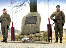 Uczestnicy obchodów zawsze gromadzą się w Fiszewie, przy obelisku i drzewach upamiętniających żołnierzy.