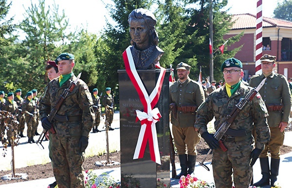 Pomnik Danuty Siedzikówny „Inki”, bohaterki podziemia na Pomorzu, a także na Warmii i Mazurach, znajdujący się w Miłomłynie.