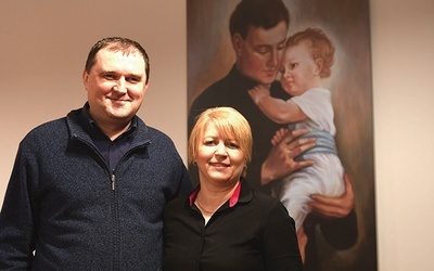 	Ewa i Piotr pobrali się w 2000 roku. Mają dwóch synów – Dariusza, studenta informatyki i teologii, oraz Jarosława, licealistę.