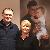 	Ewa i Piotr pobrali się w 2000 roku. Mają dwóch synów – Dariusza, studenta informatyki i teologii, oraz Jarosława, licealistę.