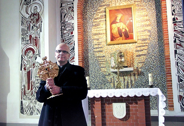 ◄	Gospodarz parafii z relikwiarzem w kaplicy poświęconej patronowi.