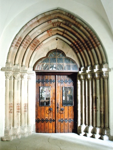 Romańsko-gotycka archiwolta w rudzkiej bazylice (3 ćw. XIII w.).