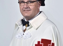 Andrzej Sznajder urodził się w Chorzowie, dziś mieszka w parafii pw. NMP Jasnogórskiej w Orzechu k. Tarnowskich Gór. Jako nastolatek zaangażował się w spotkania Ruchu Światło–Życie, z którym związany jest do dziś (zasiada w Radzie Fundacji Światło–Życie). Od 2001 r. pełni posługę nadzwyczajnego szafarza Komunii św. W 2008 r. został przyjęty do zakonu podczas inwestytury w Częstochowie. Od 2014 r. jest dyrektorem katowickiego oddziału Instytutu Pamięci Narodowej. 18 stycznia 2022 r. kard. Fernando Filoni...