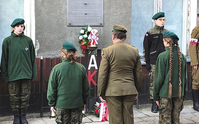 ▲	Złożenie kwiatów przed pamiątkową tablicą.