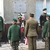 ▲	Złożenie kwiatów przed pamiątkową tablicą.