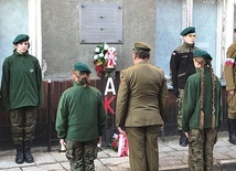 ▲	Złożenie kwiatów przed pamiątkową tablicą.