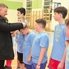 Biskup Krzysztof Zadarko udekorował zawodników medalami. Wszyscy otrzymali także piłki futbolowe.