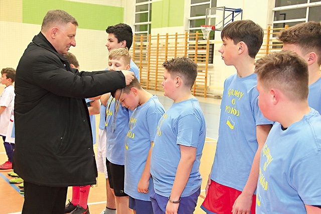 Biskup Krzysztof Zadarko udekorował zawodników medalami. Wszyscy otrzymali także piłki futbolowe.