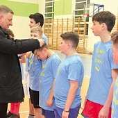 Biskup Krzysztof Zadarko udekorował zawodników medalami. Wszyscy otrzymali także piłki futbolowe.