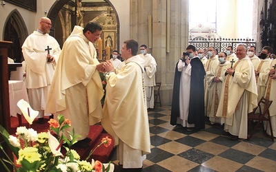 O. Gerard Timoner OP przekazuje jubileuszowy krzyż prowincjałowi o. Łukaszowi Wiśniewskiemu OP.