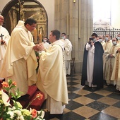 O. Gerard Timoner OP przekazuje jubileuszowy krzyż prowincjałowi o. Łukaszowi Wiśniewskiemu OP.