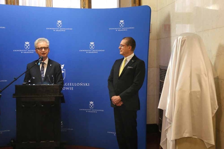 Odsłonięto popiersie Ruya Barbosy