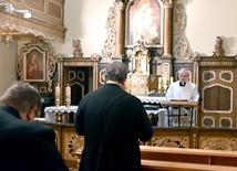 Bp Marek Mendyk w czasie głoszenia konferencji.