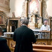 Bp Marek Mendyk w czasie głoszenia konferencji.