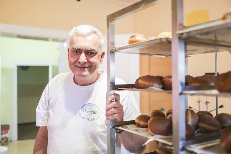 – Gdyby ktoś mi dwa lata temu powiedział, że będę piekł, to bym się tylko zaśmiał - mówi ksiądz proboszcz.