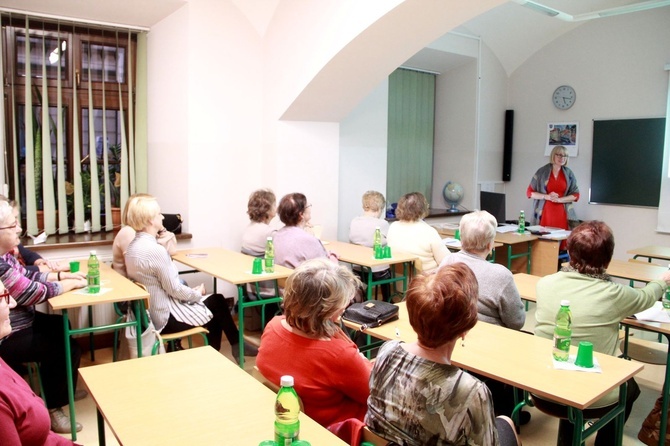 Nowy Sącz. Wykład Haliny Czerwińskiej na Uniwersytecie Trzeciego Wieku