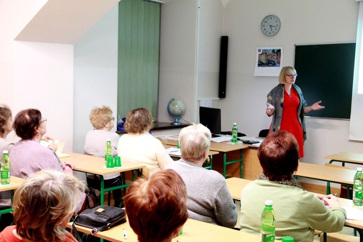 Nowy Sącz. Wykład Haliny Czerwińskiej na Uniwersytecie Trzeciego Wieku