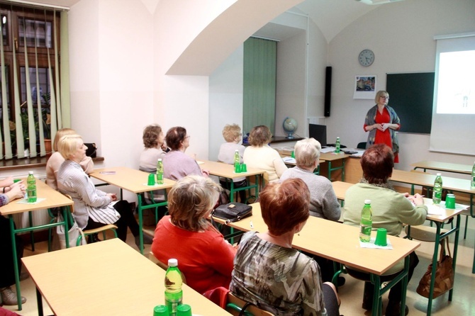 Nowy Sącz. Wykład Haliny Czerwińskiej na Uniwersytecie Trzeciego Wieku