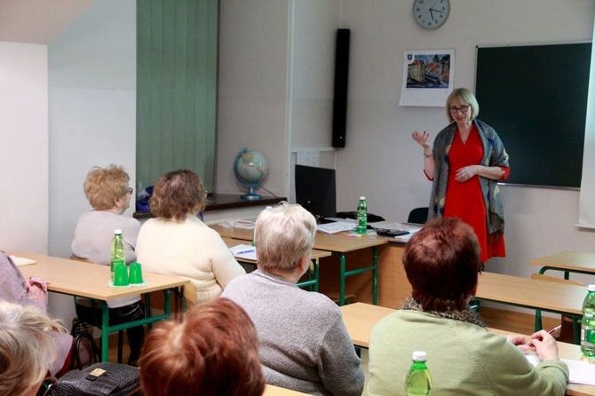 Nowy Sącz. Wykład Haliny Czerwińskiej na Uniwersytecie Trzeciego Wieku