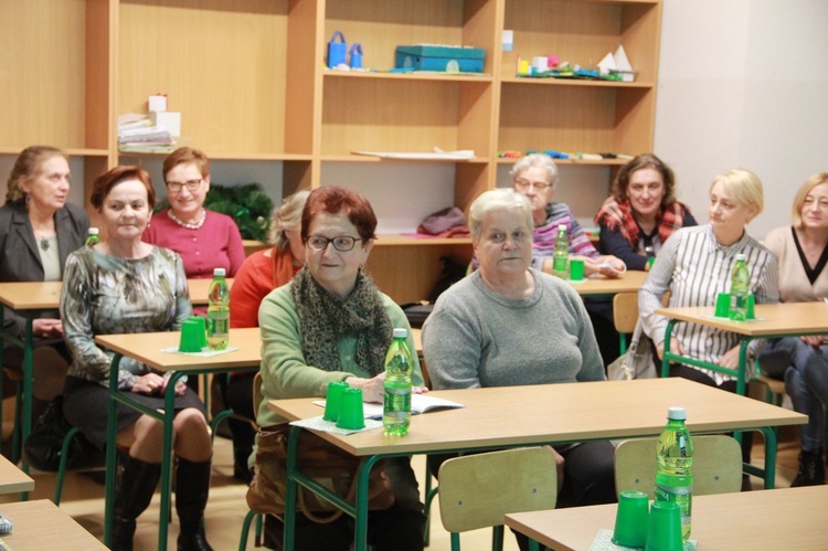 Nowy Sącz. Wykład Haliny Czerwińskiej na Uniwersytecie Trzeciego Wieku