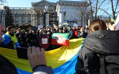 Przed Ambasadą Rosji w Polsce trwa protest przeciwko wojnie