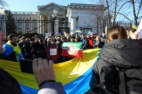 Przed Ambasadą Rosji w Polsce trwa protest przeciwko wojnie