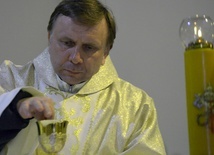 Ks. Wilk pochodzi z parafii Żarnów. Święcenia kapłańskie przyjął w 1994 roku.