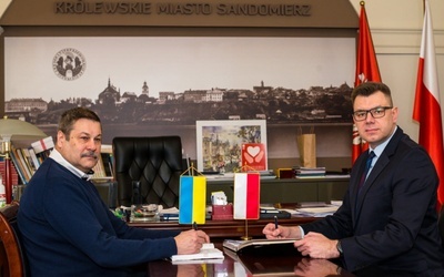 Od lewej Wojciech Czerwiec - przewodniczący Rady Miasta Sandomierza i Marcin Marzec - burmistrz Sandomierza. 
