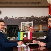 Od lewej Wojciech Czerwiec - przewodniczący Rady Miasta Sandomierza i Marcin Marzec - burmistrz Sandomierza. 